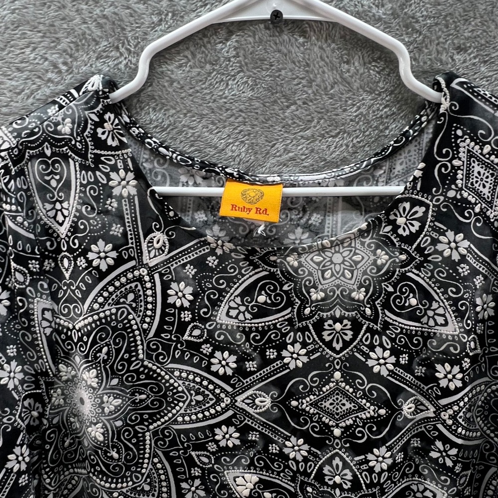 Ruby Rd Paisley Sharkbite Hem Tunic Black White Festival Flowy Hippie Bohemiann